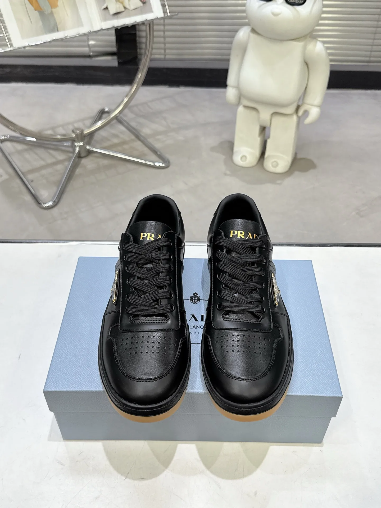 👟👟Ex-factory price 580👟👟 Couple style Prada Latest Downtown Bold series Triangle logo Casual sneakers White shoes Original purchase, development and production Downtown Bold sneakers are inspired by the basketball shoes of the 1980s, with a sporty design and exquisite details. Crafted from perforated leather, the statement platform sole provides a unique, modern style. The Prada logo is interpreted from different angles, decorated with the iconic enameled triangular metal logo, highlighting the unique classic style. Exquisite packaging at the delivery counter🛍📦 ▪️Fabric: Original custom imported first-layer cowhide ▪️Lining: Original imported soft sheepskin ▪️Outsole: Original open-molded rubber bottom material ▪️Size: Women's 35-40 Men's 39-45